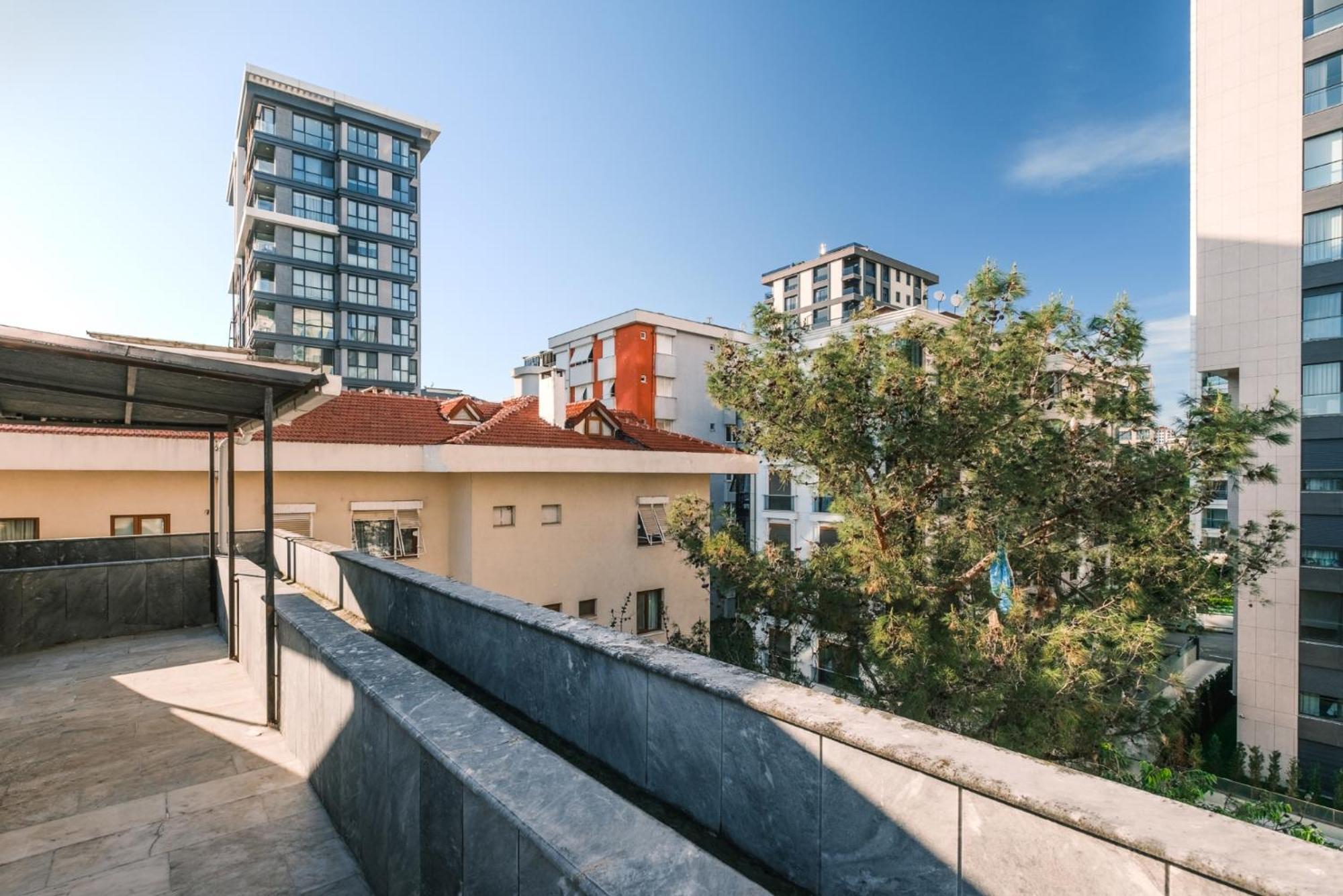 Duplex Unit With Patio And Balcony 5 Min From Sea Apartament Istanbul